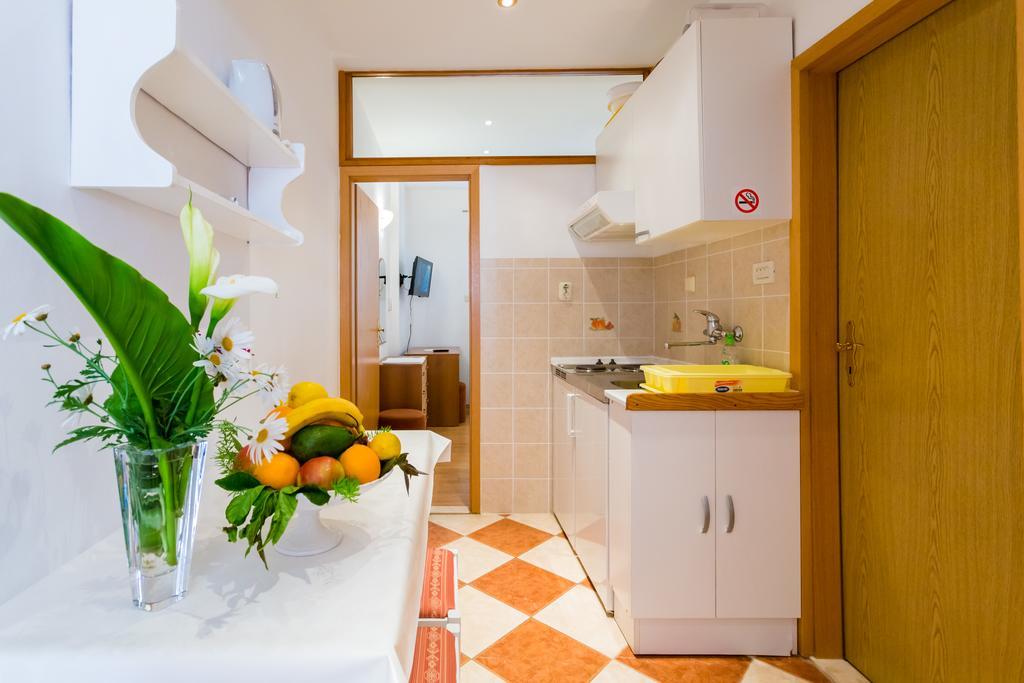 Apartments Slavica Помена Экстерьер фото