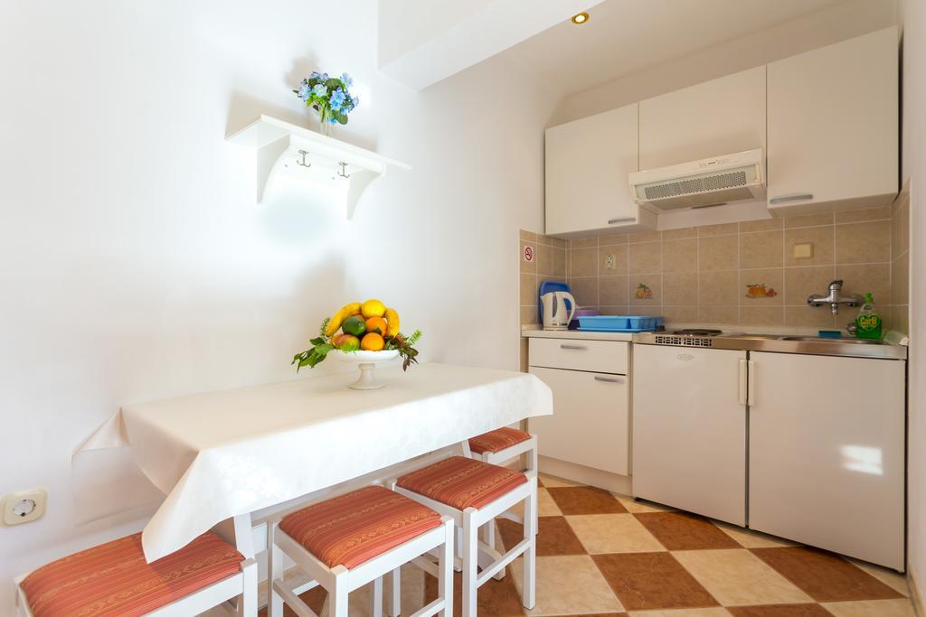Apartments Slavica Помена Экстерьер фото