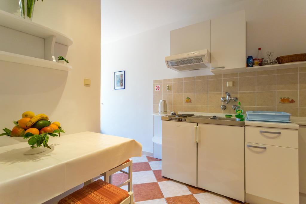 Apartments Slavica Помена Экстерьер фото